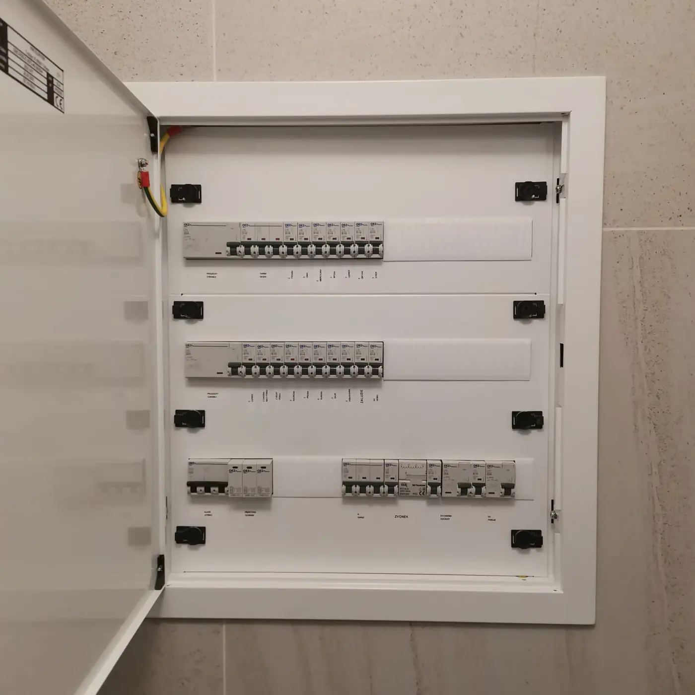 Domovní rozvaděč s popisky okruhů – elektroinstalace Přibylík Pačlavice